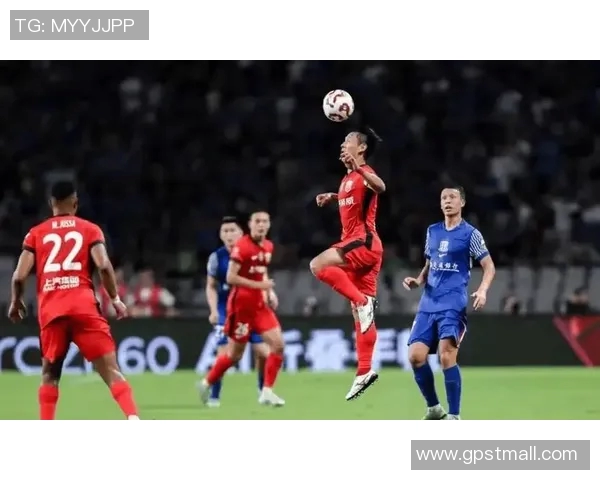 中国足球男球星激凸现象引发热议，球场上风采与争议并存